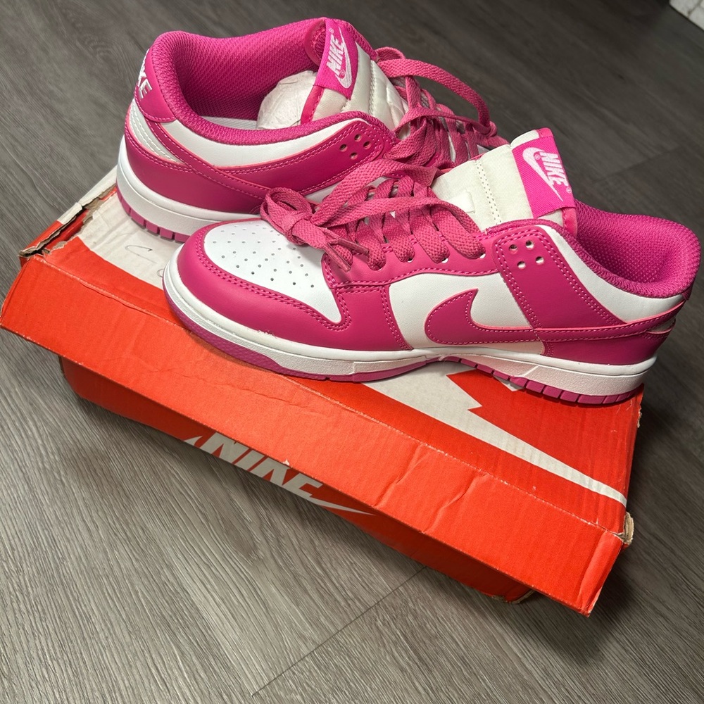 Nike girl dunks low